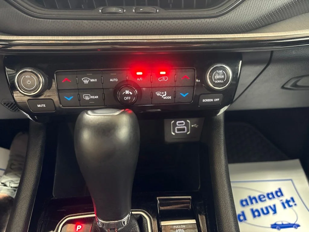 Used 2025 Silver Jeep Trailhawk image 22