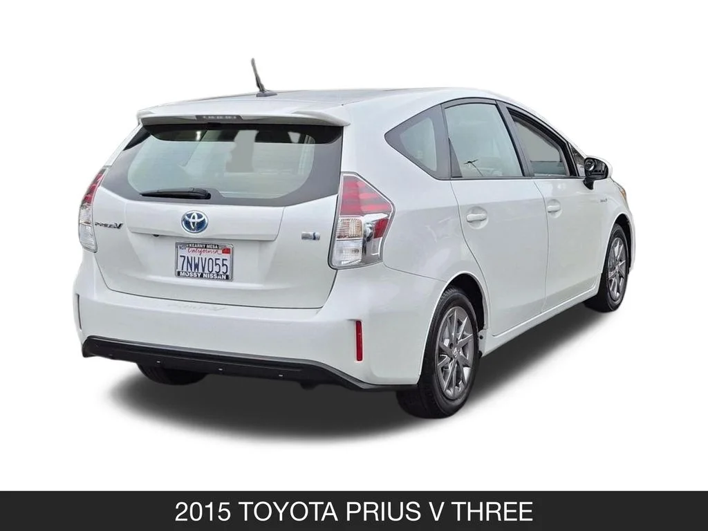 Used 2015 White Toyota Three image 9