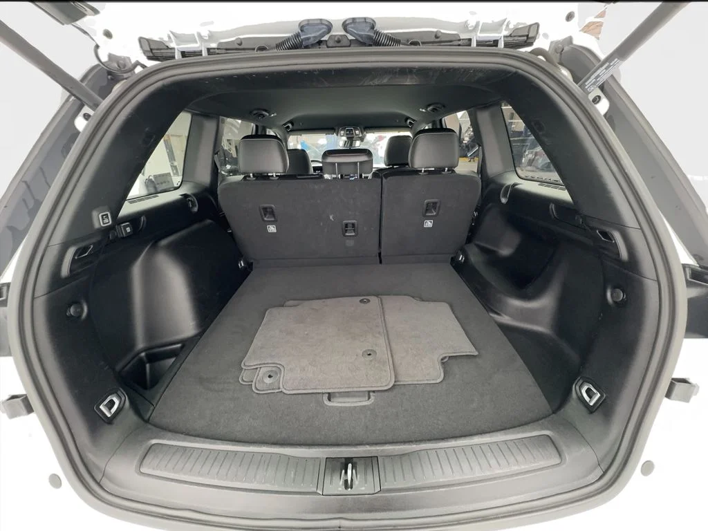 Used 2024 White/off-white Jeep Altitude image 16