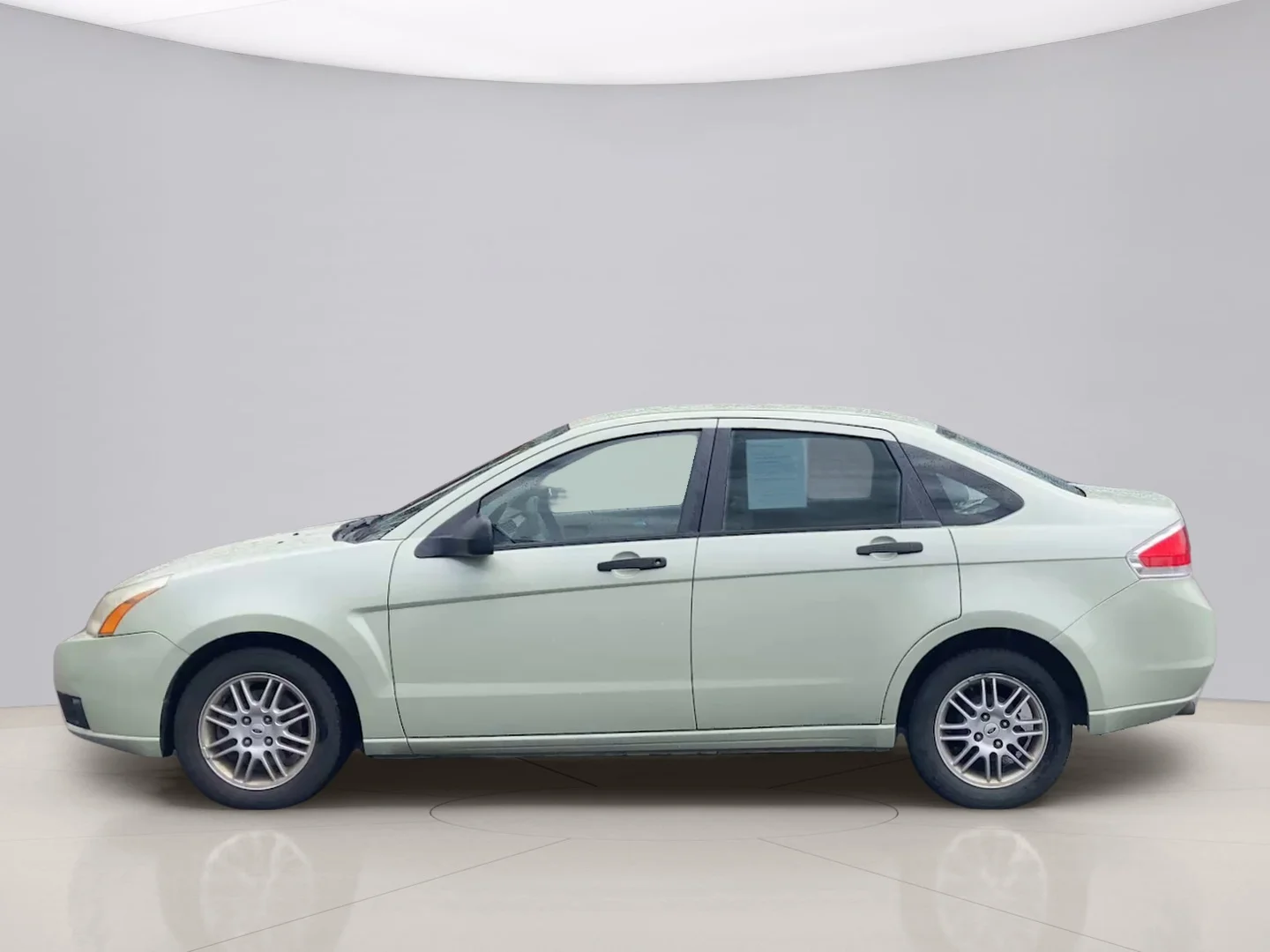 Used 2010 Green Ford SE image 2