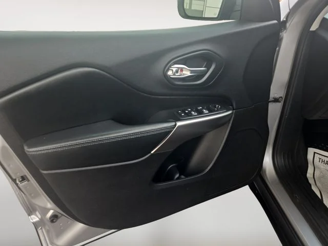Used 2020 Silver Jeep Latitude image 9
