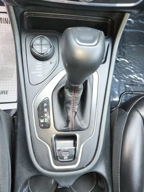 Used 2019 Crystal Metallic Jeep Trailhawk image 28