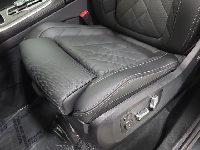 Used 2025 Black BMW xDrive50e image 27