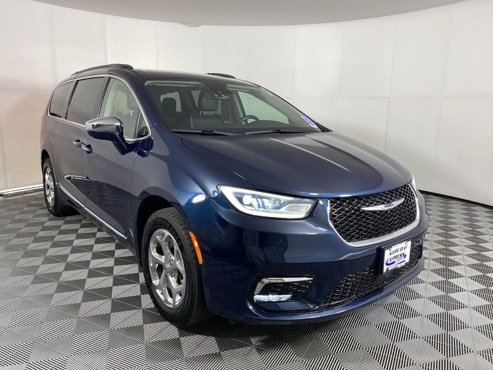 Used 2022 Fathom Blue Pearlcoat Chrysler Limited image 20