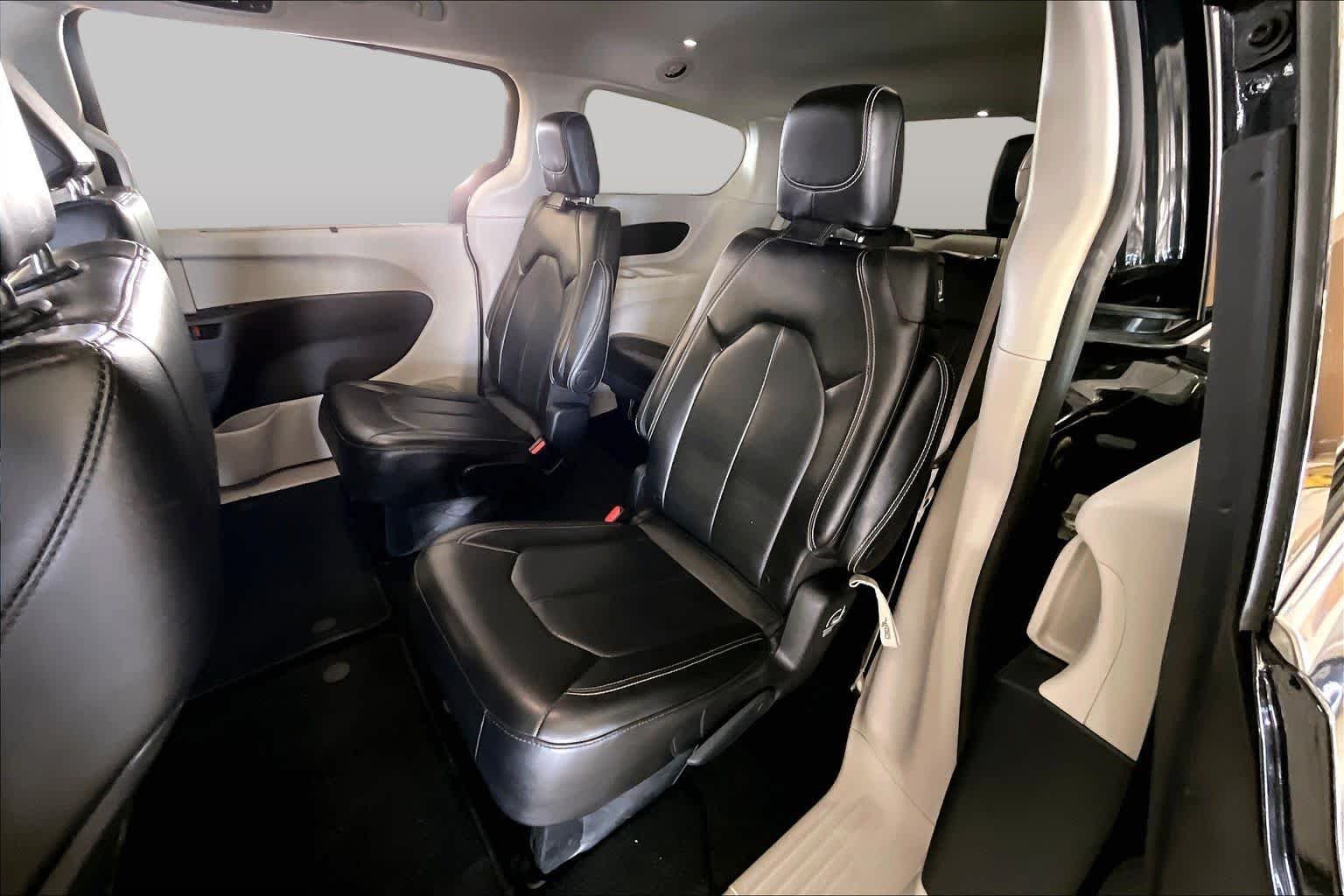 Used 2024 Brilliant Black Crystal Pearlcoat Chrysler Touring L image 18