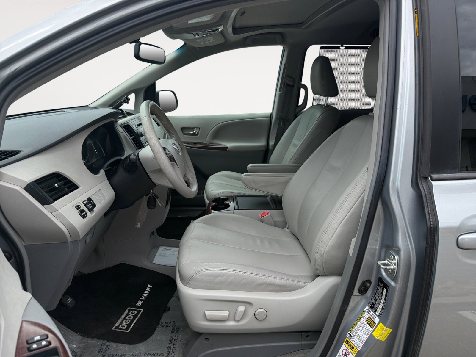 Used 2014 Silver Sky Metallic Toyota XLE image 10