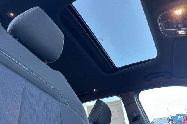 New 2025 Bright White Clear-Coat Exterior Paint Jeep Laredo X image 4