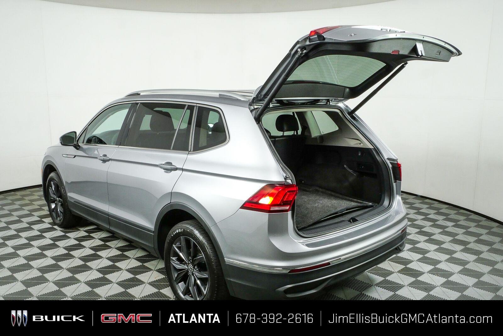 Used 2024 Pyrite Silver Metallic Volkswagen SE image 32