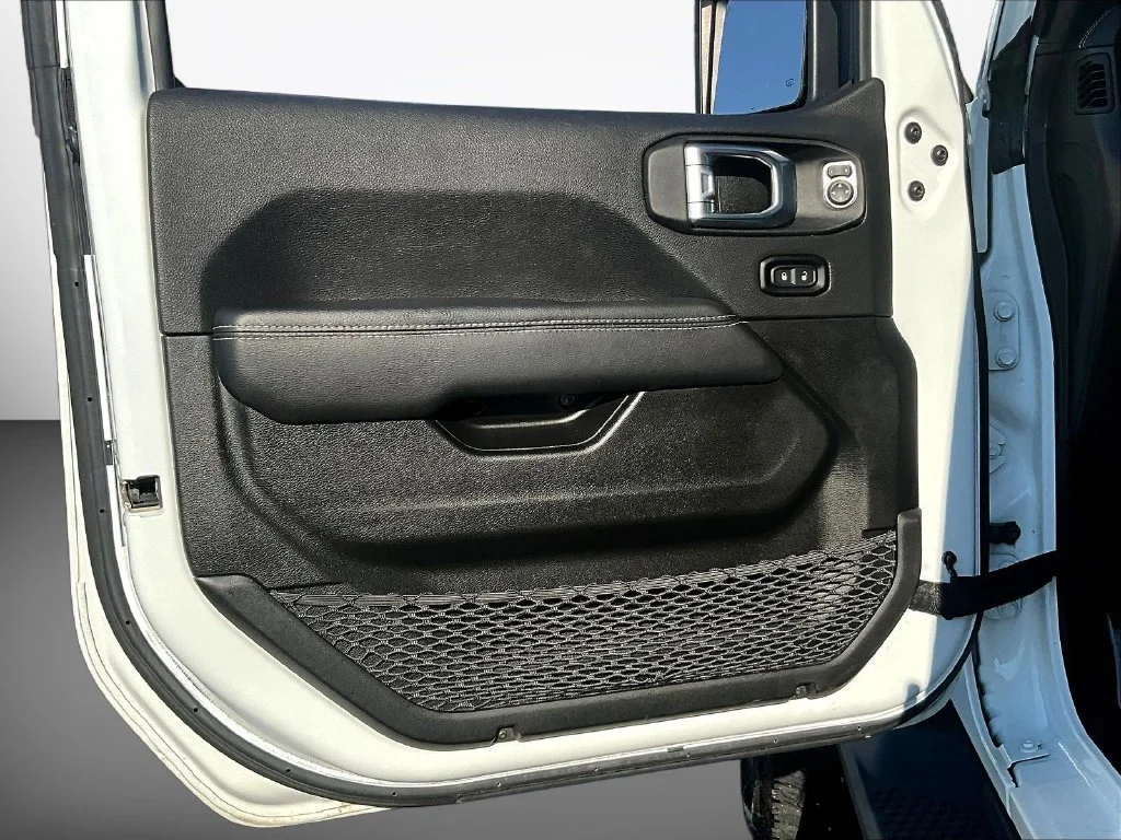 Used 2022 White Jeep Unlimited Sahara image 23