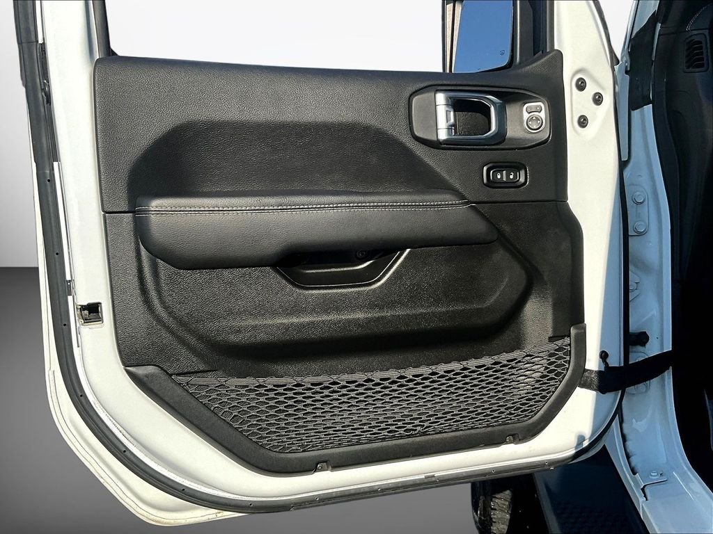 Used 2022 White Jeep Unlimited Sahara image 23