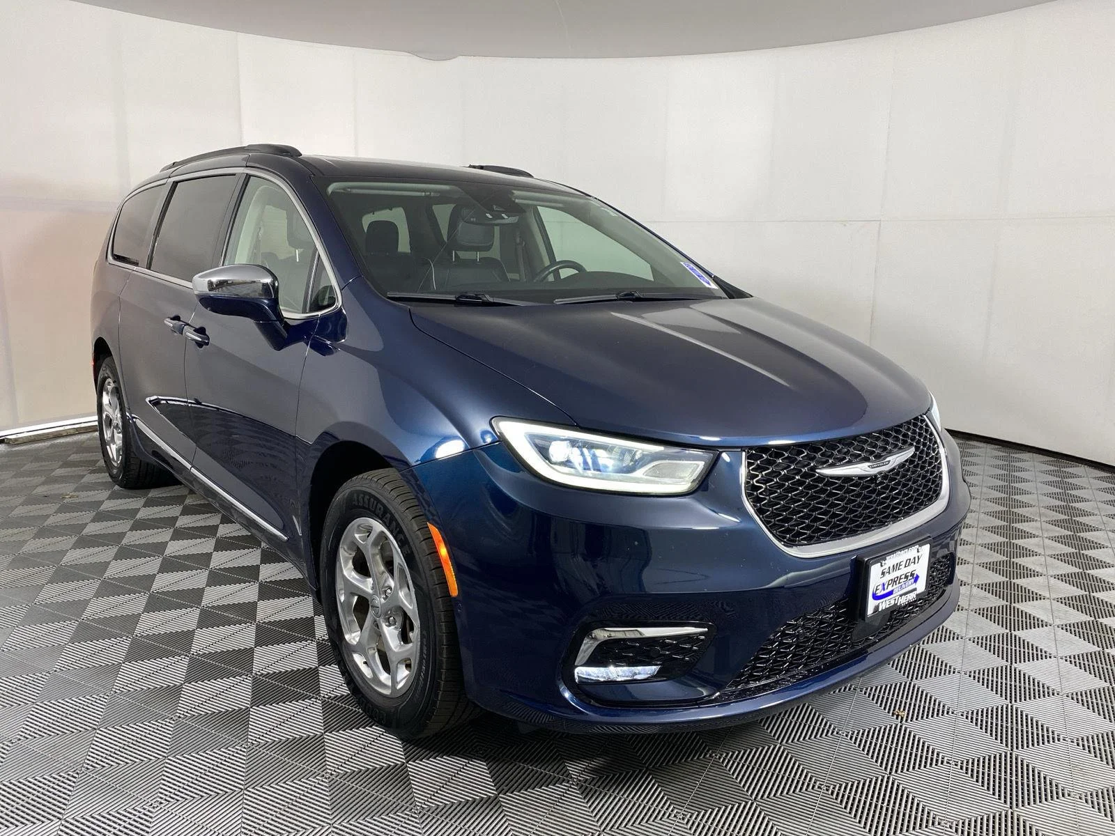Used 2022 Fathom Blue Pearlcoat Chrysler Limited image 20
