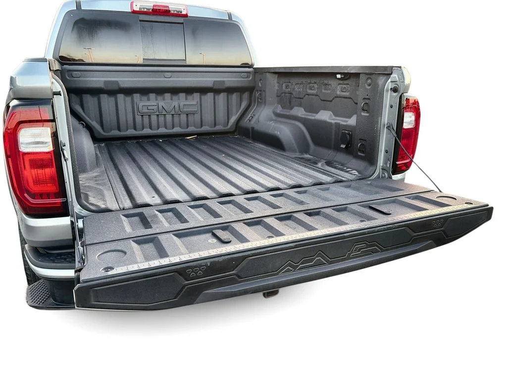 Used 2025 Silver GMC Denali image 27