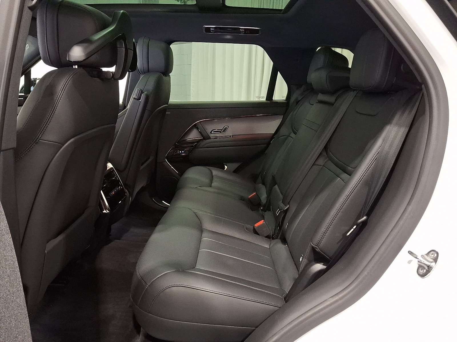 Certified Used 2025 Fuji White Land Rover  image 11