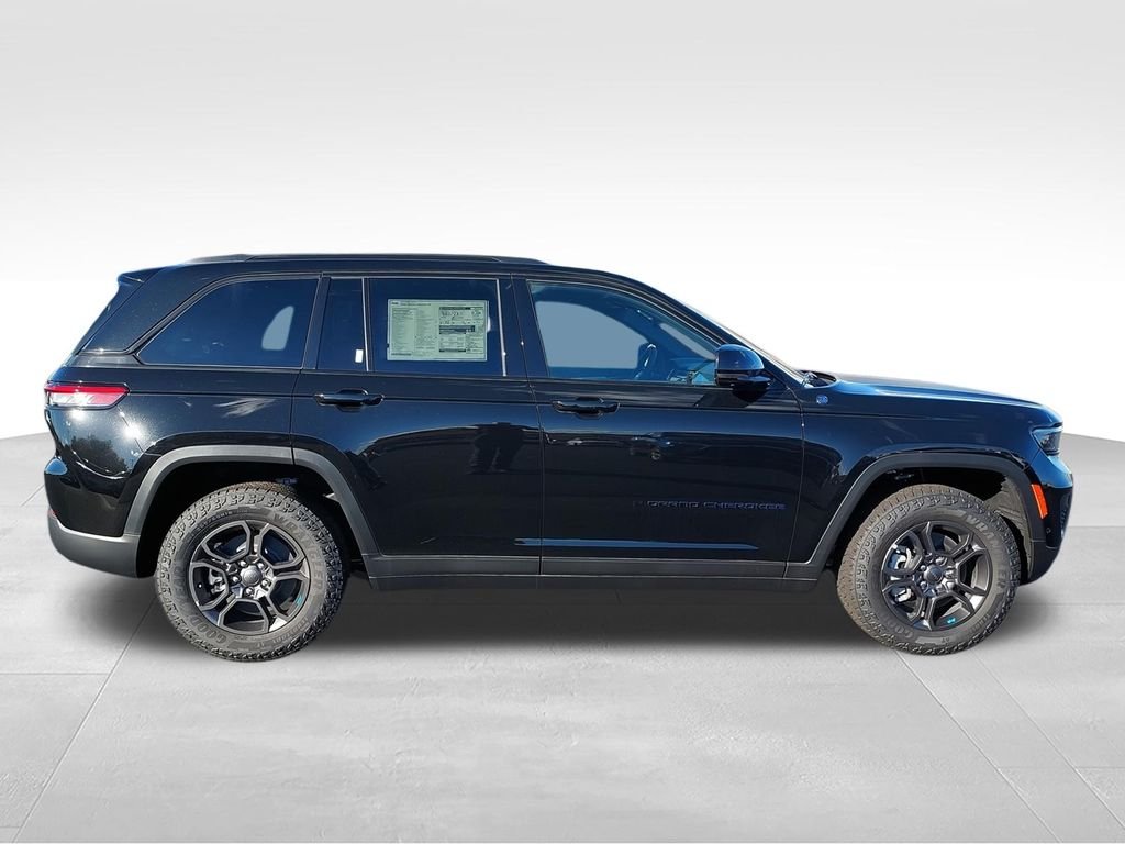 New 2024 Diamond Black Crystal Pearl-Coat Exterior Paint Jeep Trailhawk 4xe image 10