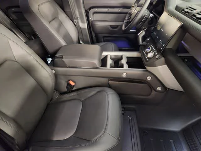2026 Land Rover Defender V8 - Photo 3