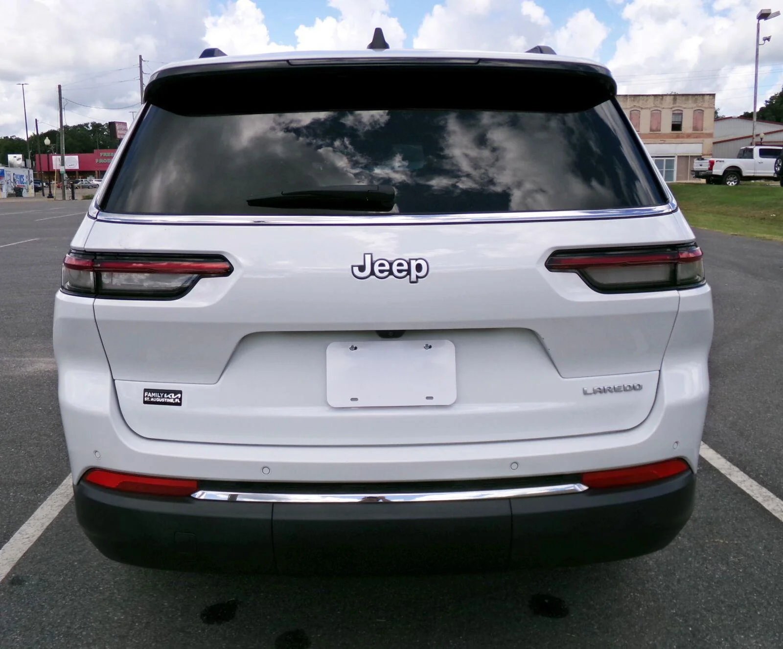 Used 2025 Bright White Clearcoat Jeep Laredo image 4