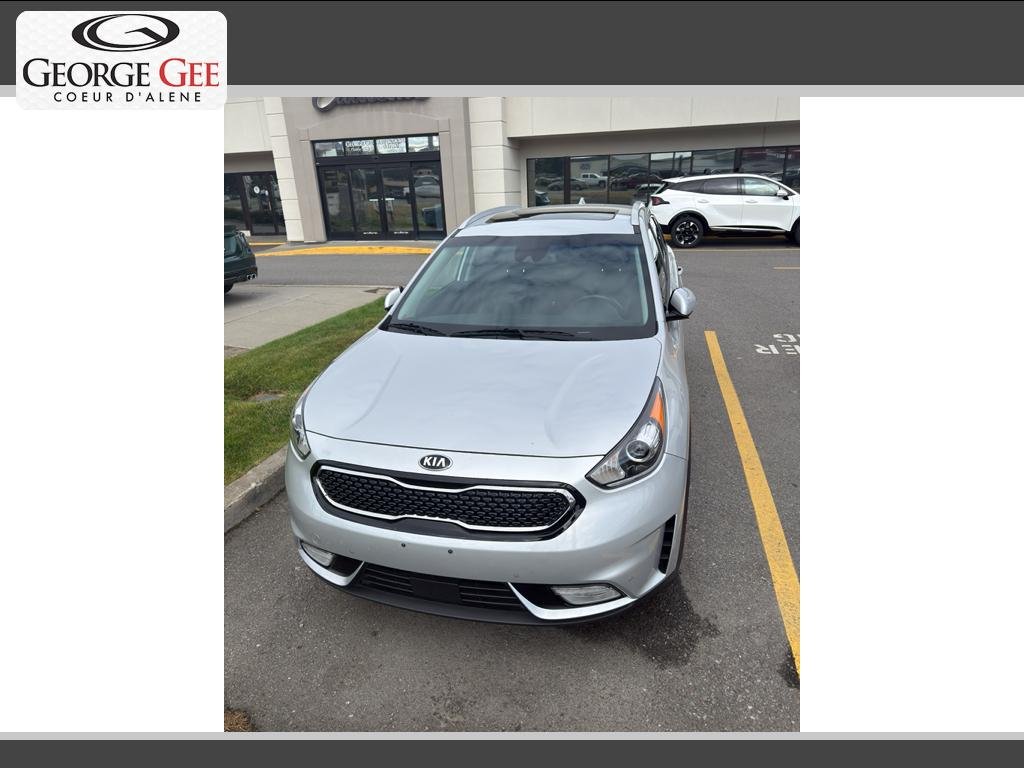Used 2017 Silky Silver Kia Touring image 1