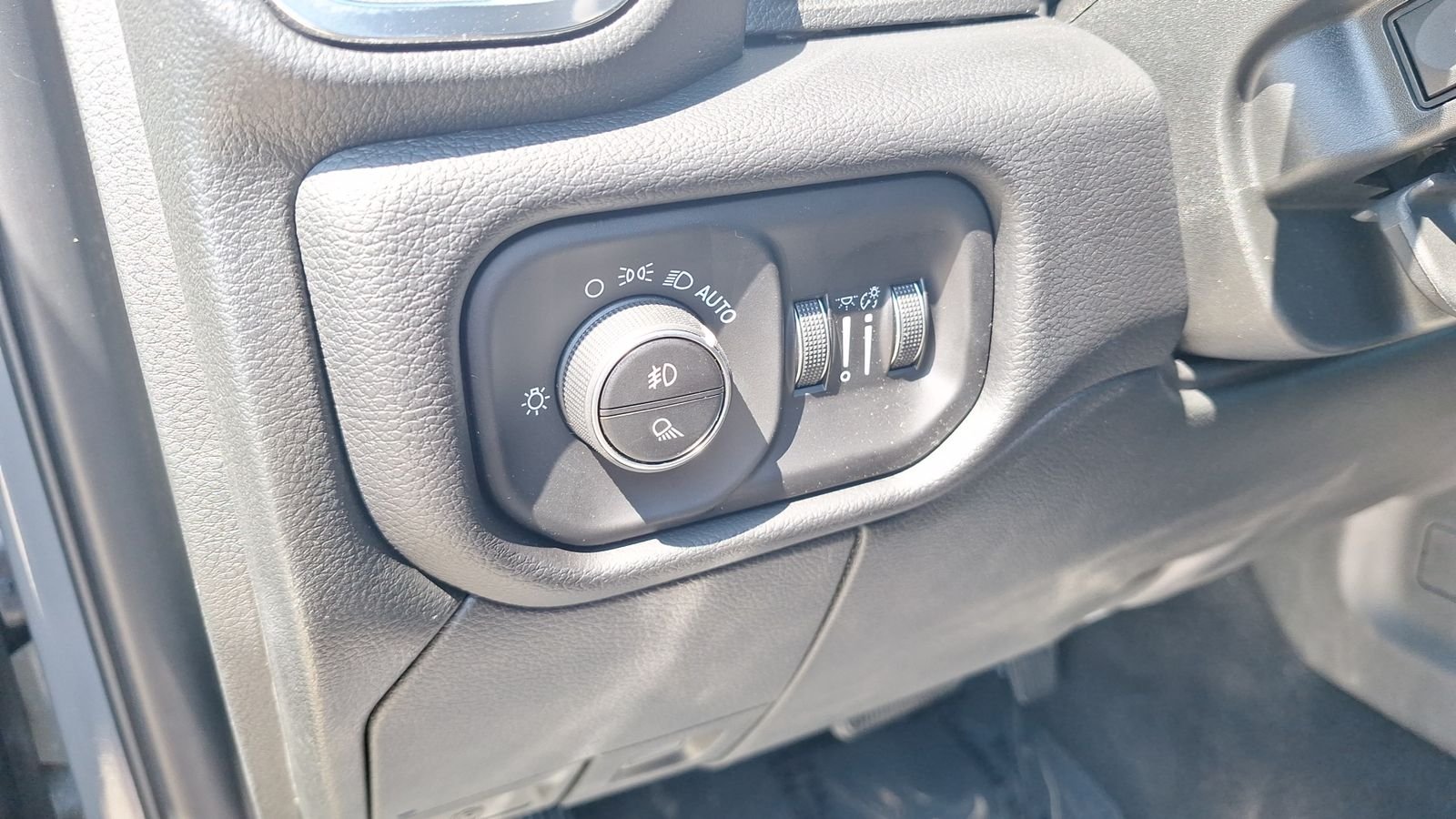 New 2026 Ceramic Gray Clear-Coat Exterior Paint RAM Laramie image 17