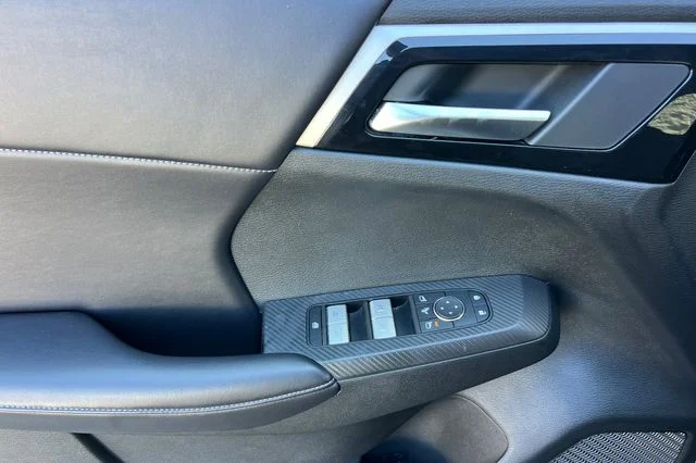Used 2024  Mitsubishi SE image 11
