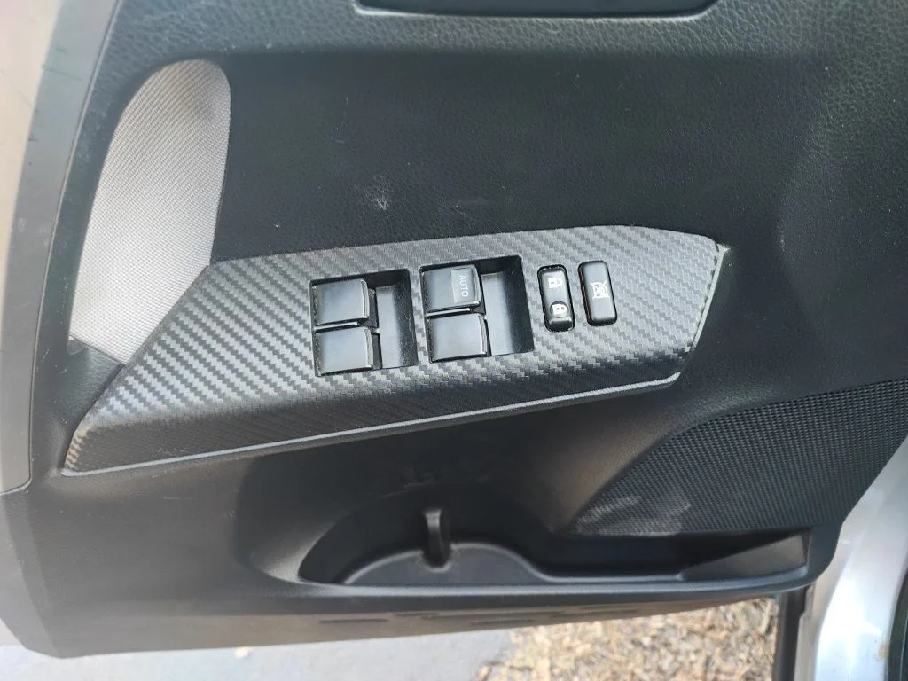 Used 2013 Silver Toyota LE image 7