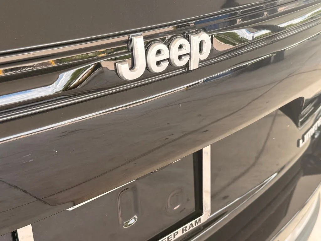 New 2026 Diamond Black Crystal Pearlcoat Jeep Limited image 32