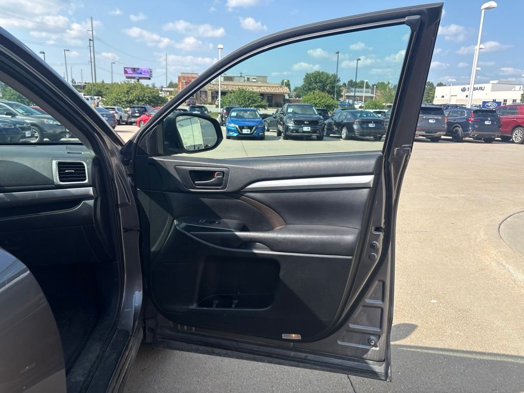 Used 2016 Gray Toyota LE V6 image 22