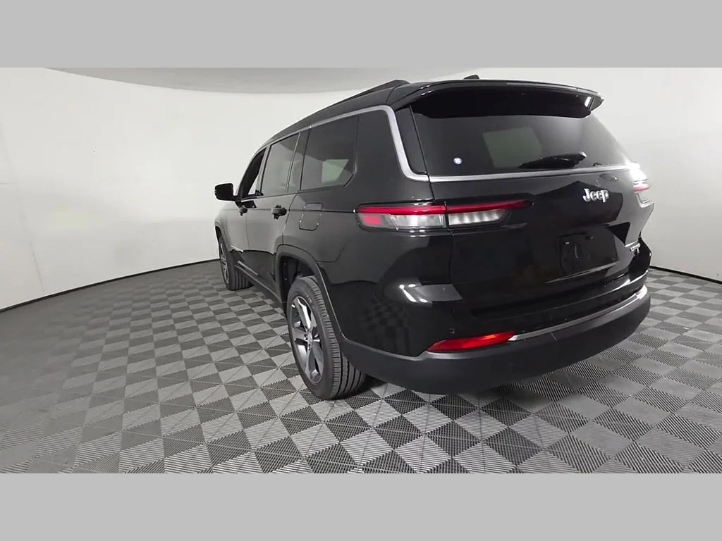 New 2026 Diamond Black Crystal Pearl-Coat Exterior Paint Jeep Limited image 30
