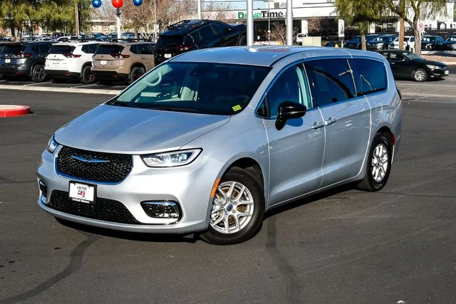 Used 2023 Silver Chrysler Touring L image 9