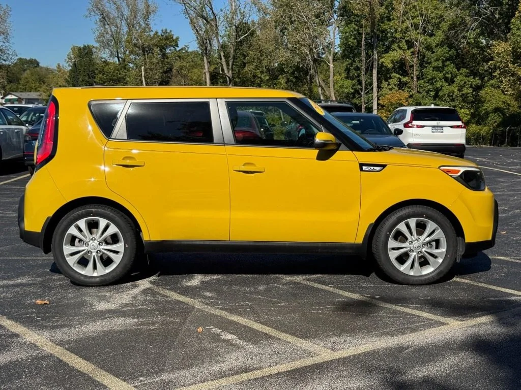 Used 2014 Yellow Kia Plus image 3
