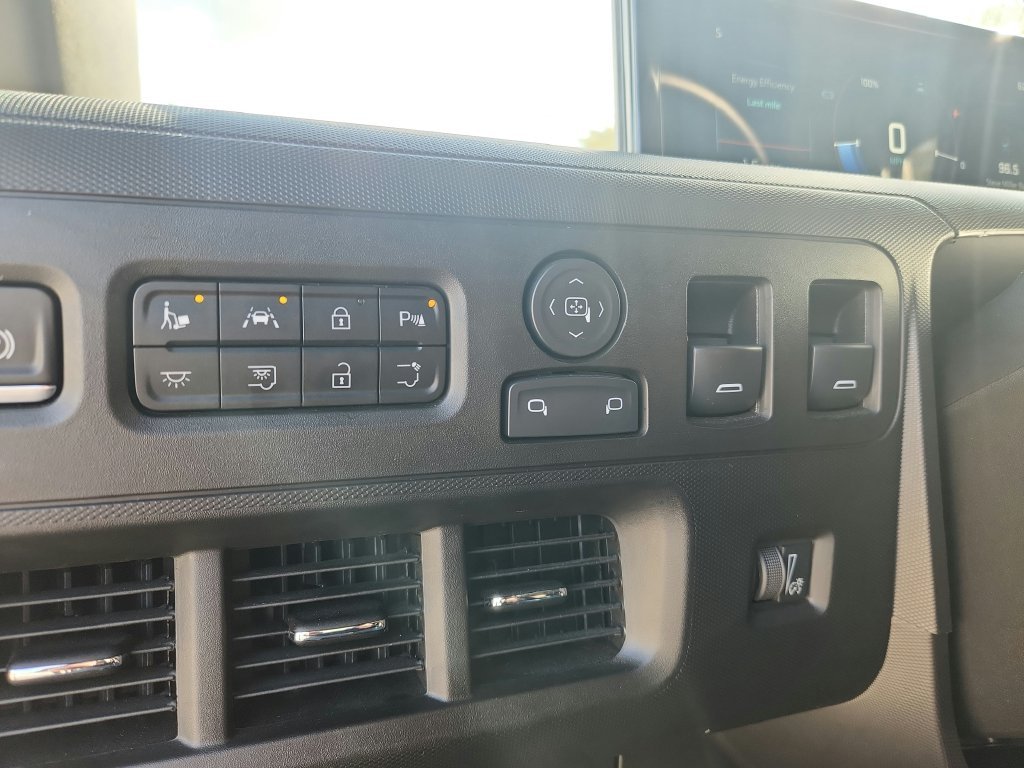 Used 2025 White Chevrolet 600 image 19