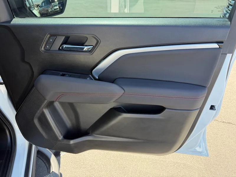 Used 2025 Summit White Chevrolet Z71 image 22