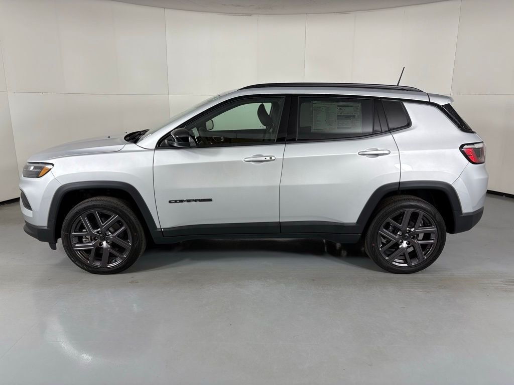 New 2026 Silver Zynith Metallic Clearcoat Jeep Latitude image 5