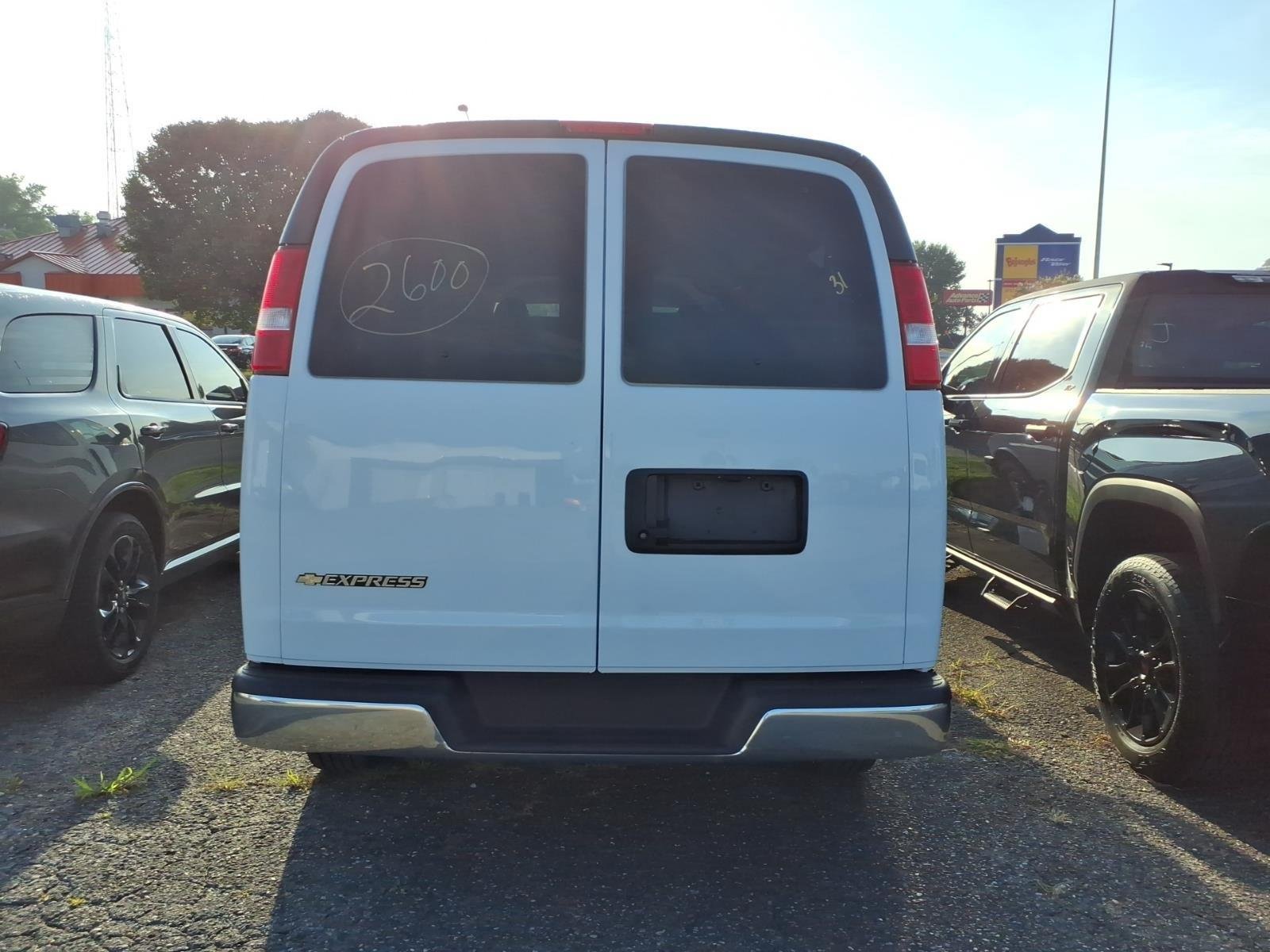 Used 2025 Summit White Chevrolet LT image 5