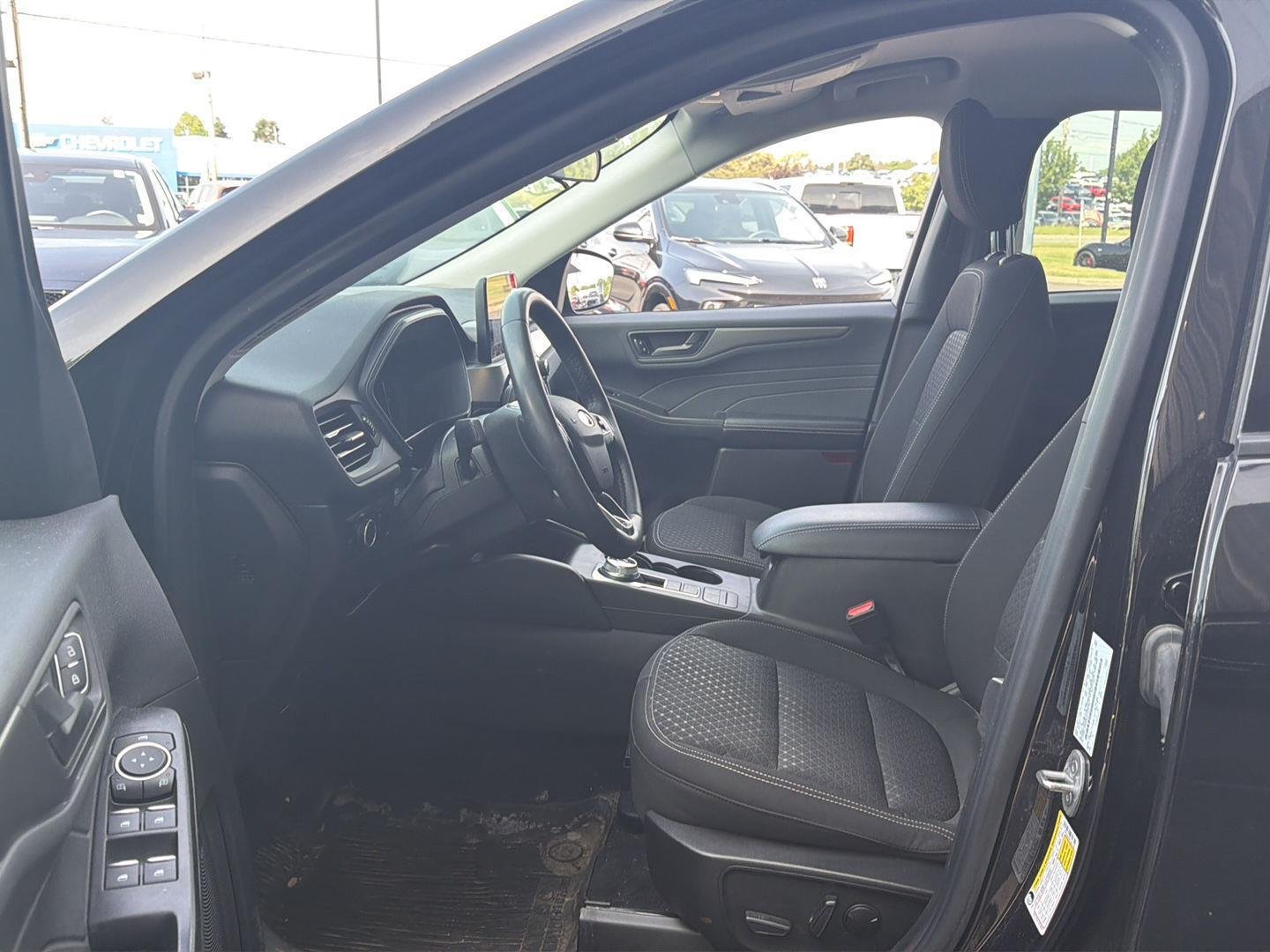 Used 2023 Agate Black Ford Active image 2