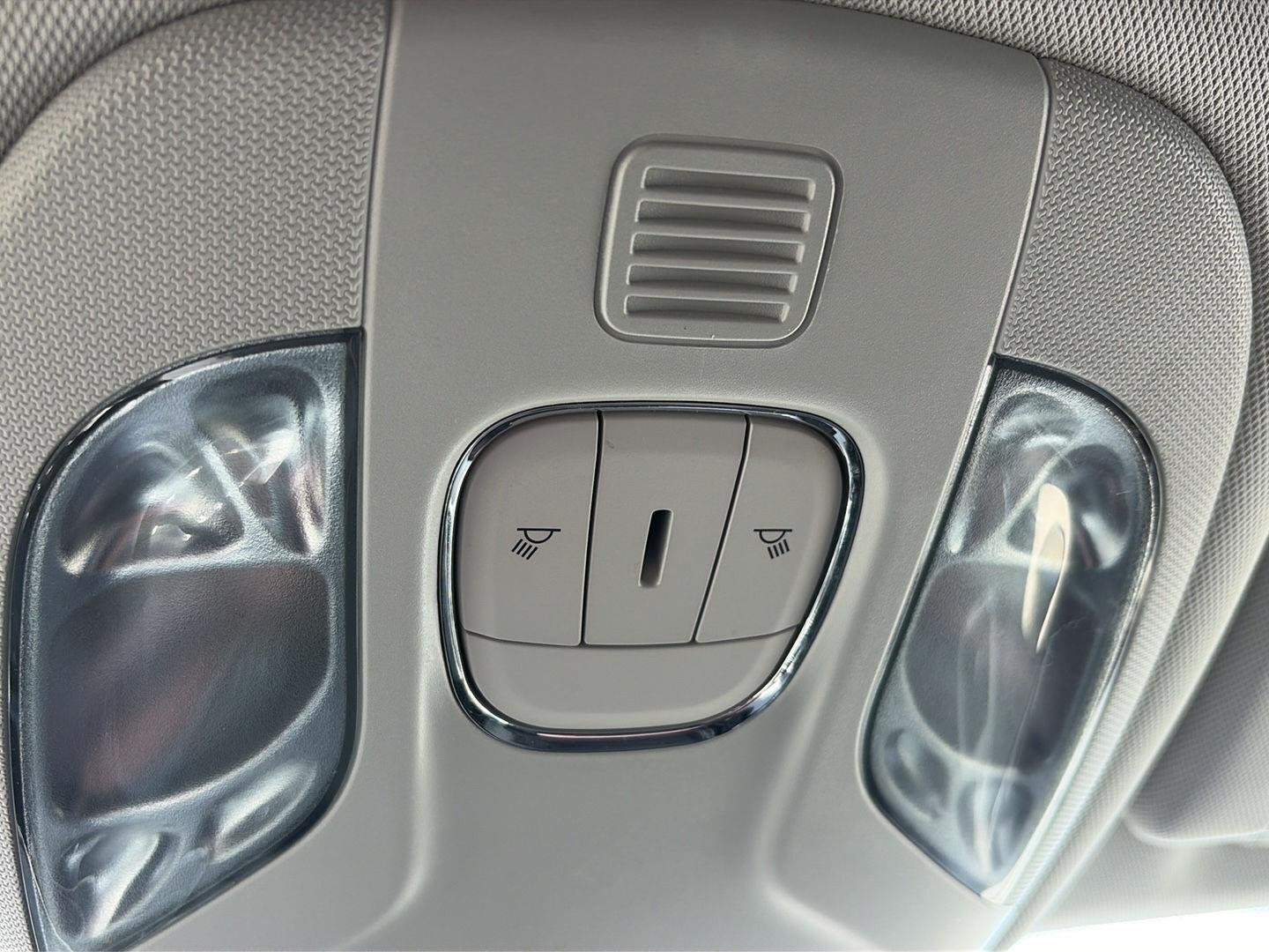 Used 2020 Laser Blue Pearlcoat Jeep Latitude image 17