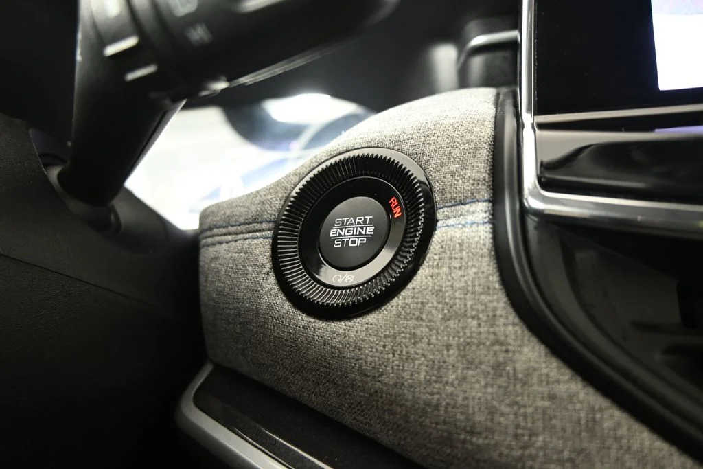 Used 2022 White Jeep Latitude image 31