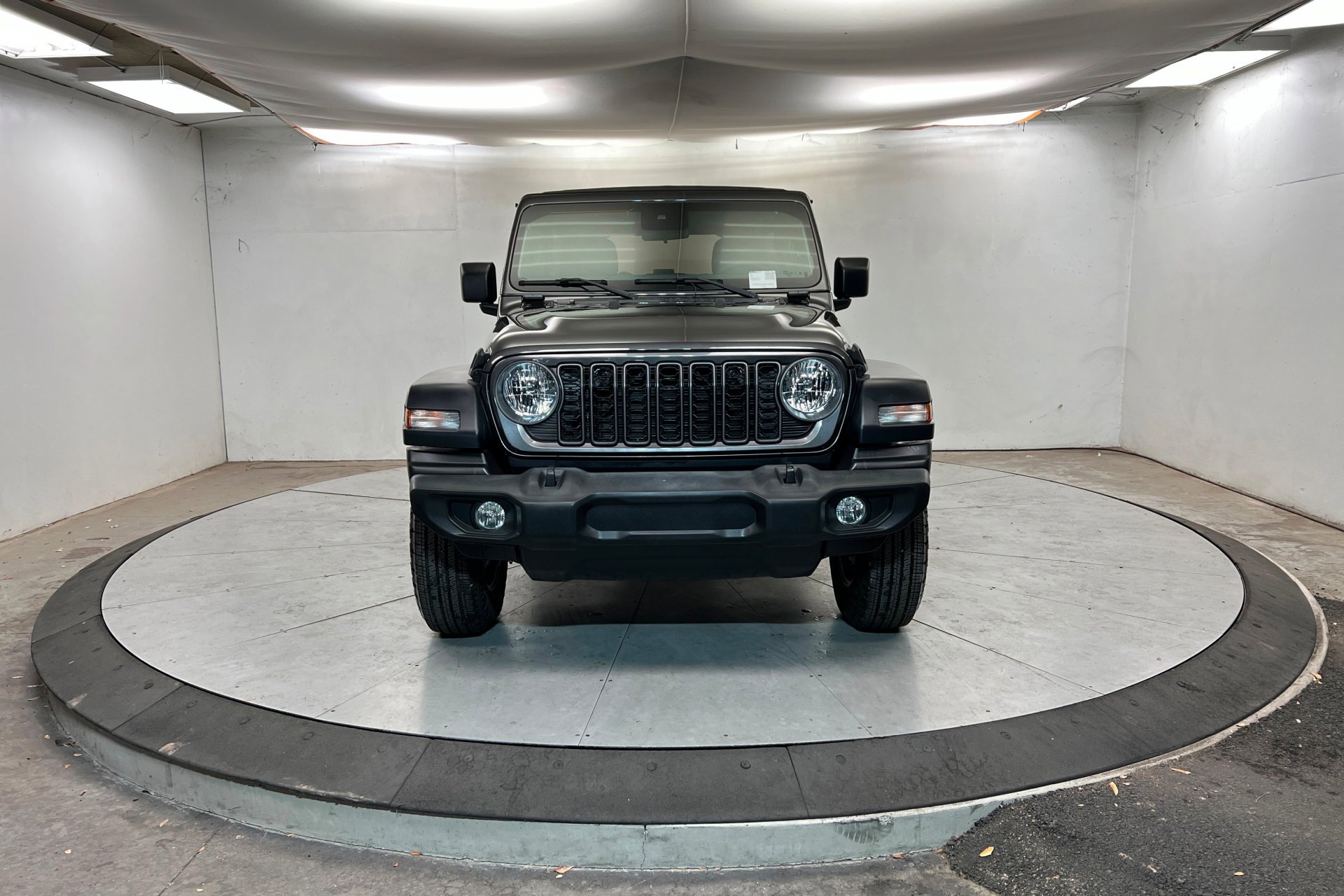 Used 2024 Granite Crystal Metallic Clearcoat Jeep Sport S image 9