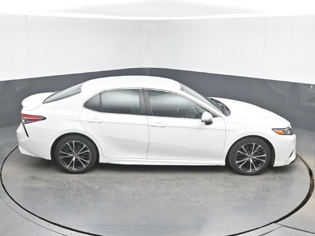 Used 2018 White Toyota SE image 24