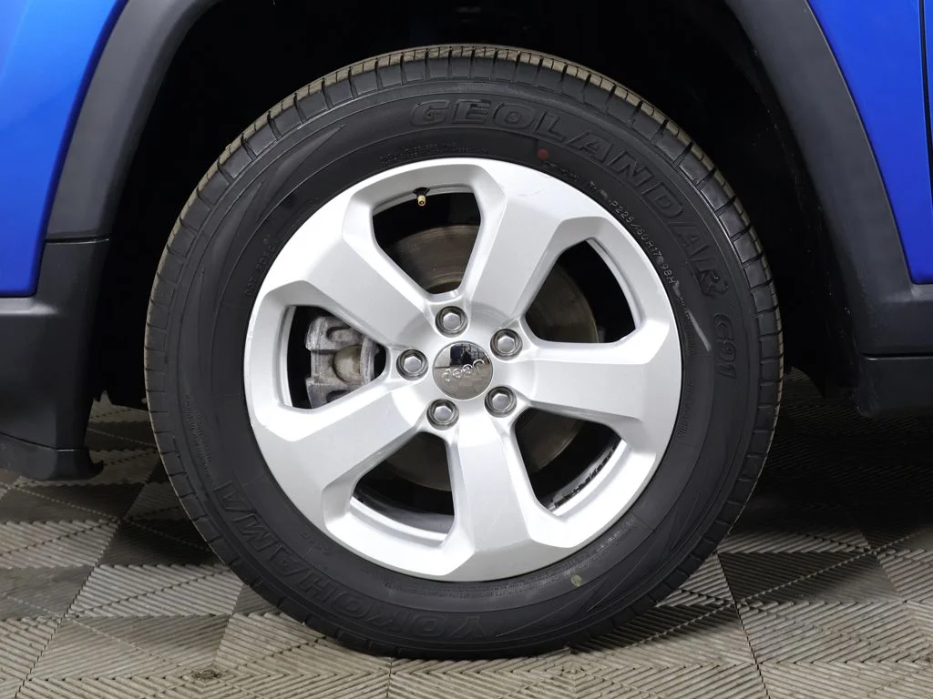 Used 2019 Laser Blue Pearlcoat Jeep Latitude image 18