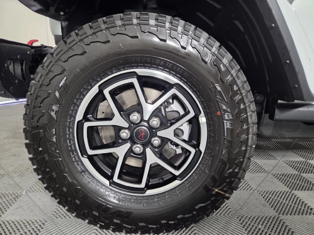 New 2026 Bright White Clear-Coat Exterior Paint Jeep Rubicon X image 8