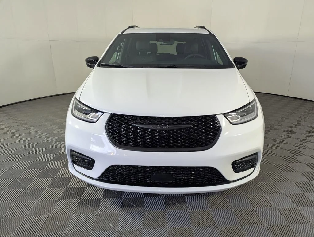New 2026 Bright White Clear-Coat Exterior Paint Chrysler Select image 3