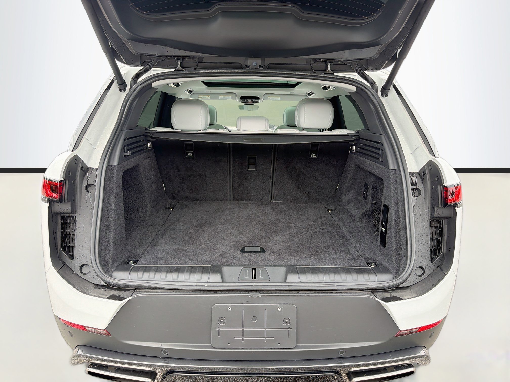 Used 2023 White Land Rover SE image 12