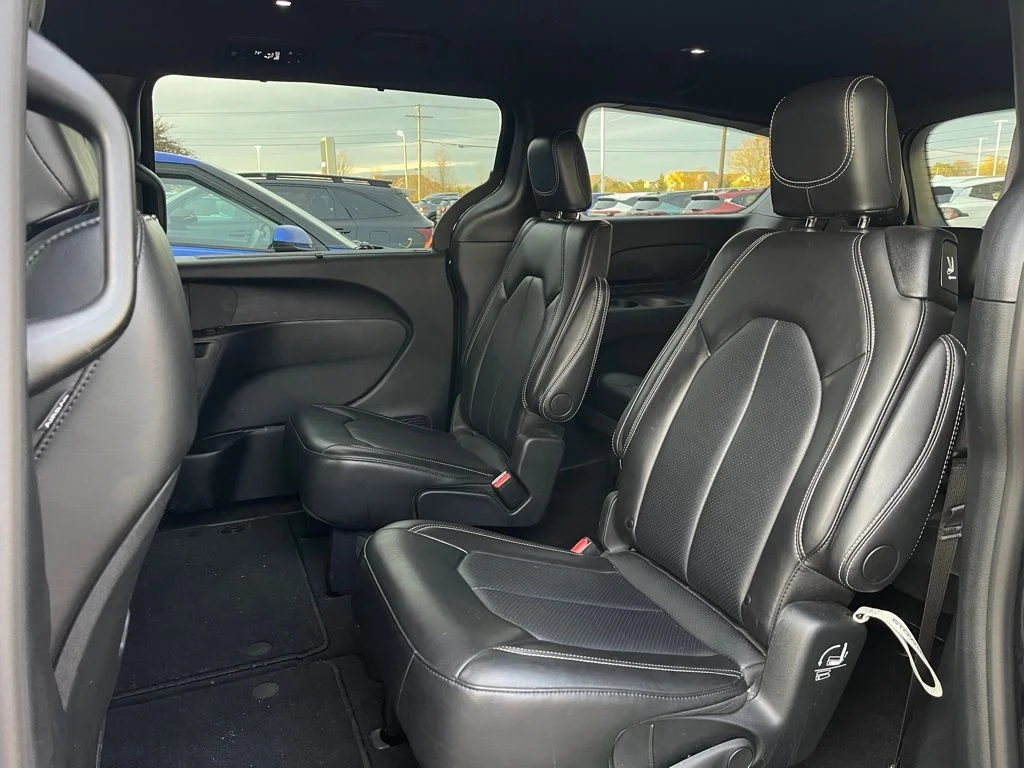 Used 2025 Diamond Black Crystal Pearlcoat Chrysler Select image 10
