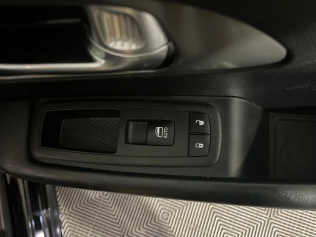 Used 2025 Diamond Black Chrysler Select image 29