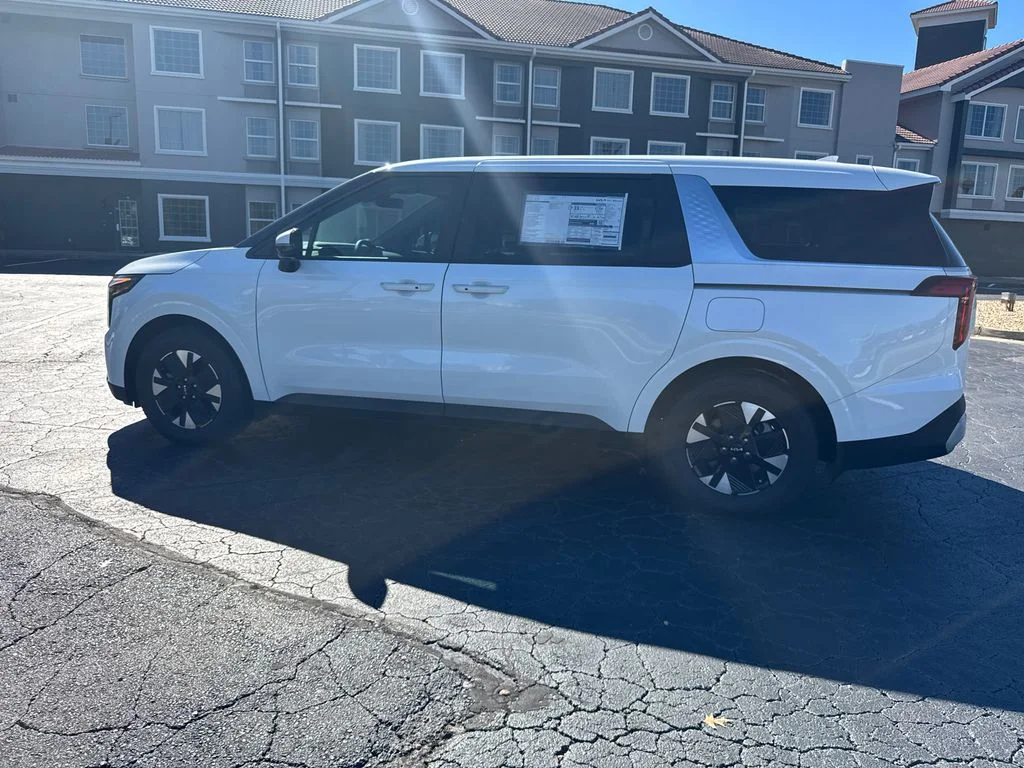 New 2025 White Kia LXS image 6