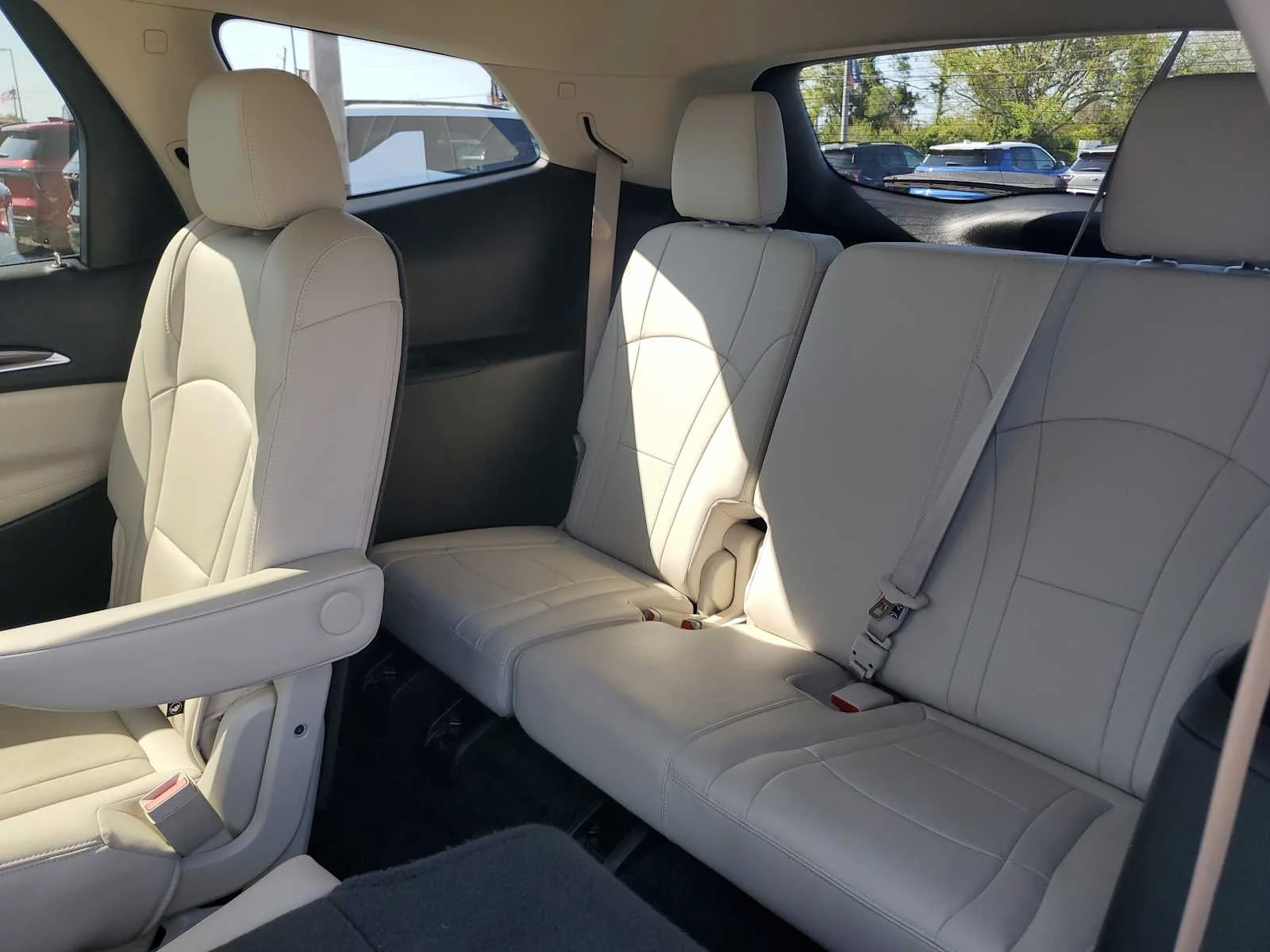 Used 2023 Summit White Buick Essence image 13