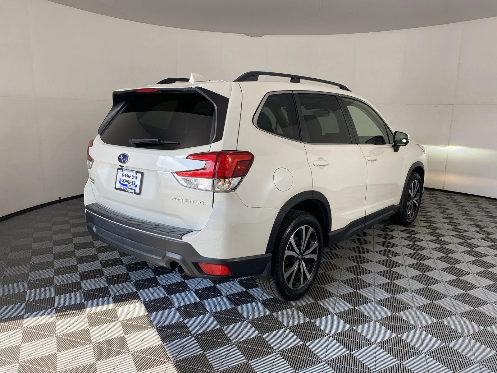Used 2019 Crystal White Pearl Subaru Limited image 9
