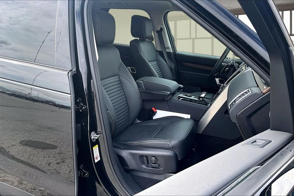 Used 2024 Santorini Black Metallic Land Rover S image 7