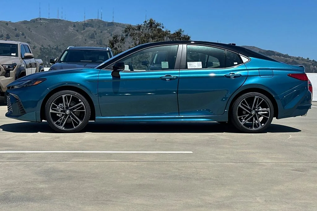 New 2026 Ocean Gem with Midnight Black Metallic roof <sup>1</sup> Toyota  XSE image 7
