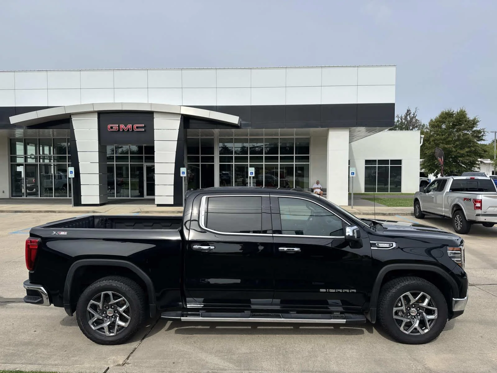 2023 GMC Sierra 4WD Crew Cab Short Box SLT's photo